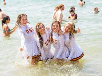 Cheerleader in spiaggia: collant bagnati e non solo!