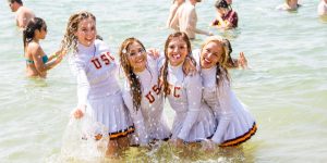 Cheerleader in spiaggia: collant bagnati e non solo!