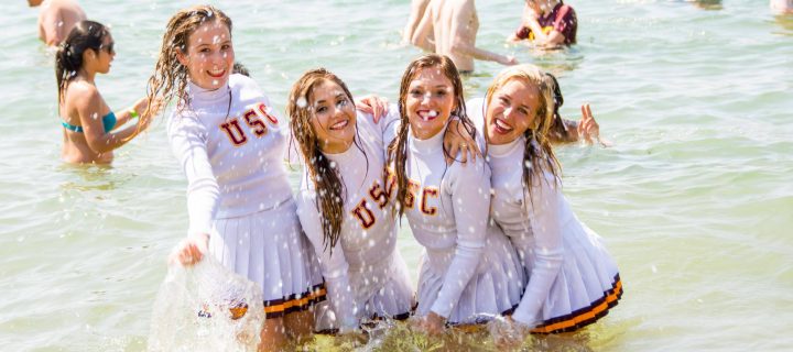 Cheerleader in spiaggia: collant bagnati e non solo!