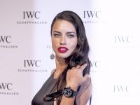 Buon anno da Adriana Lima (in collant, ovviamente!)