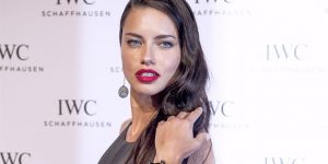 Buon anno da Adriana Lima (in collant, ovviamente!)