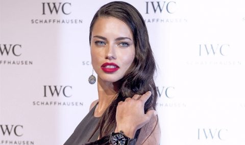 Buon anno da Adriana Lima (in collant, ovviamente!)