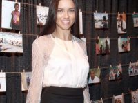 Adriana Lima in collant neri e sandali