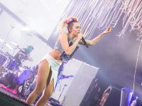 Miley Cyrus sul palco con i collant neutri luccicanti